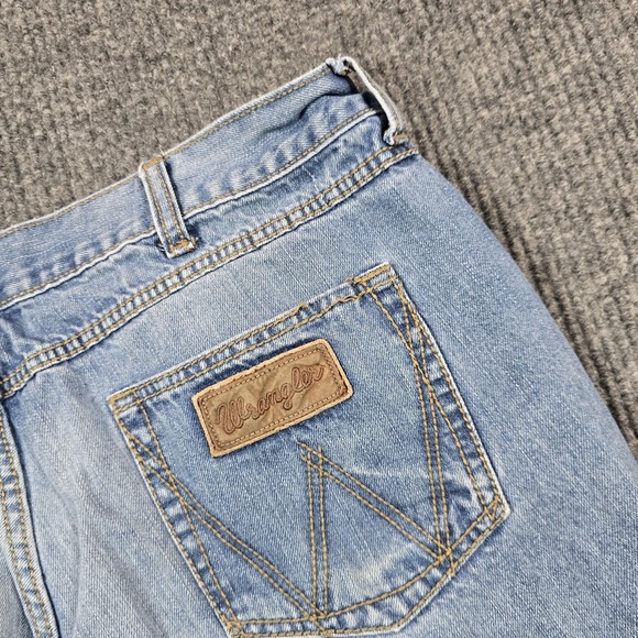 Wrangler Jeans Mens 40x32 Light Wash Relaxed Bootcut Denim Frayed Hem 38x30 - Picture 3 of 13
